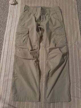 Woman’s Under-armor size 12 kaki cargo pants.  NWOT